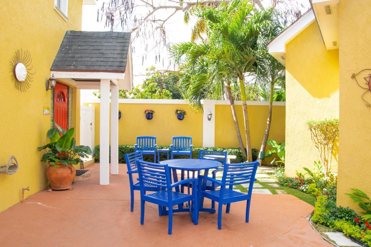 Brownstone Guesthouses Nassau Exterior photo