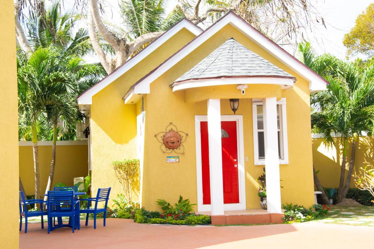 Brownstone Guesthouses Nassau Exterior photo