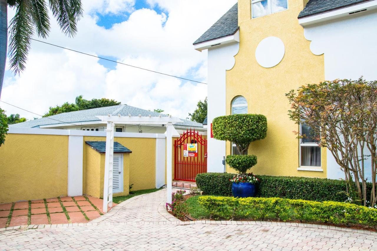 Brownstone Guesthouses Nassau Exterior photo